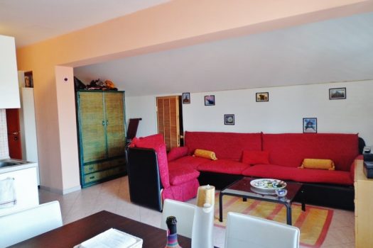 Mansarda arredata con posto auto interno assegnato