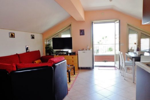 Mansarda arredata con posto auto interno assegnato