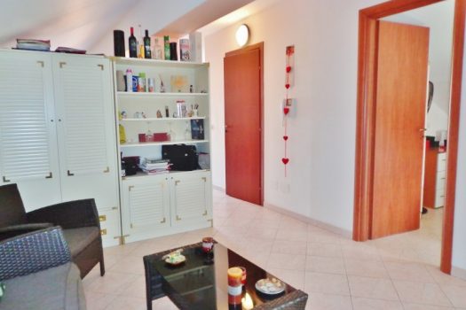 Mansarda arredata con posto auto interno assegnato