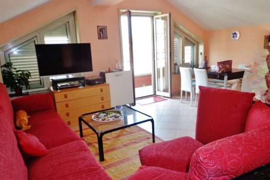 Mansarda arredata con posto auto interno assegnato