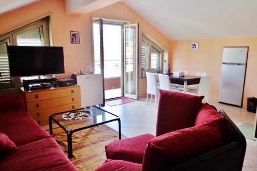 Mansarda arredata con posto auto interno assegnato