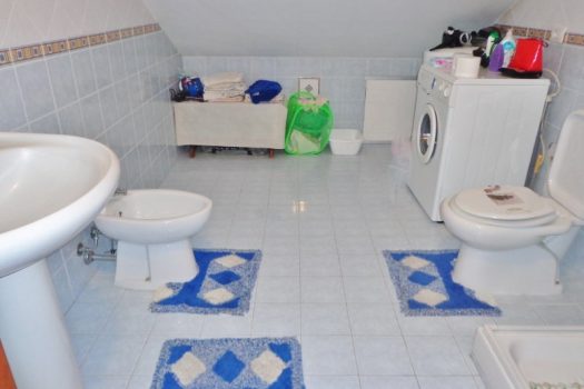 Mansarda arredata con posto auto interno assegnato