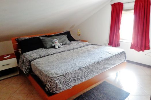 Mansarda arredata con posto auto interno assegnato