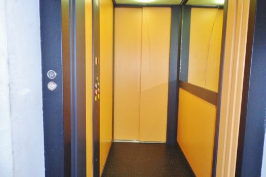 Mansarda arredata con posto auto interno assegnato