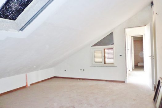 Luminosa mansarda con terrazzo