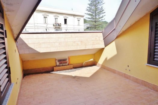 Luminosa mansarda con terrazzo