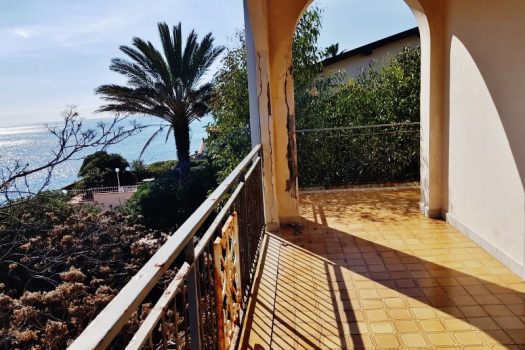 Esclusivo appartamento in villa sul mare