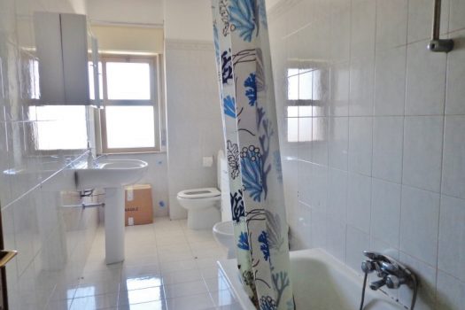 3 vani vuoto con ampio garage al centro del paese