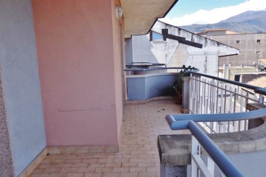 3 vani vuoto con ampio garage al centro del paese