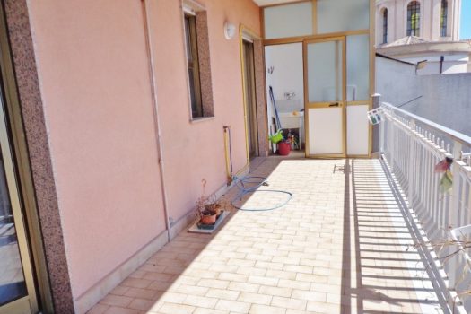 3 vani vuoto con ampio garage al centro del paese