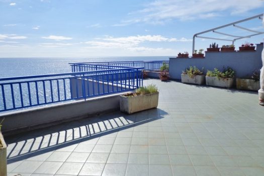 Esclusivo attico con terrazzo con meraviglioso affaccio sul mare