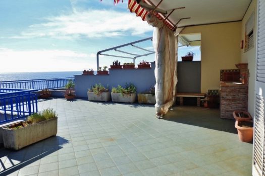 Esclusivo attico con terrazzo con meraviglioso affaccio sul mare