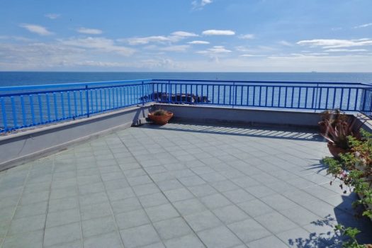 Esclusivo attico con terrazzo con meraviglioso affaccio sul mare