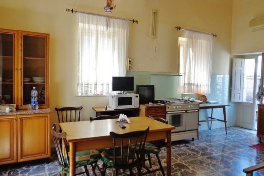 Storico appartamento singolo a pochi centinaia di mt da Piazza San Pietro con ampio garage