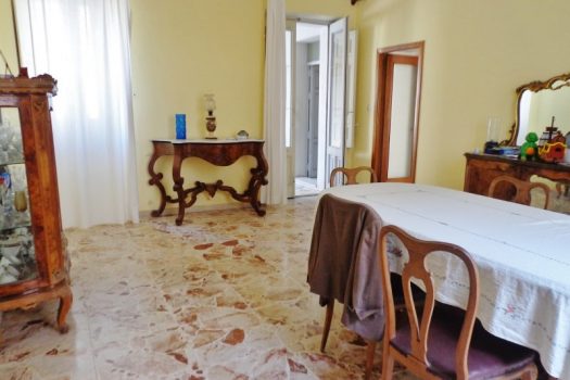 Storico appartamento singolo a pochi centinaia di mt da Piazza San Pietro con ampio garage