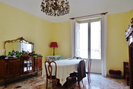 Storico appartamento singolo a pochi centinaia di mt da Piazza San Pietro con ampio garage