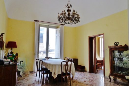 Storico appartamento singolo a pochi centinaia di mt da Piazza San Pietro con ampio garage