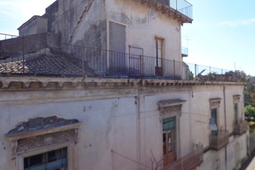Storico appartamento singolo a pochi centinaia di mt da Piazza San Pietro con ampio garage