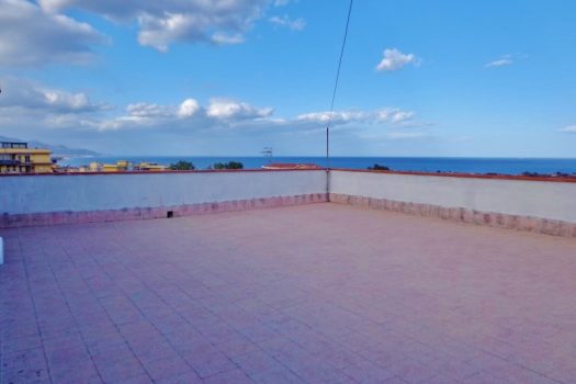 Mono vano ristrutturato e arredato nuovo con ampia terrazza panoramica