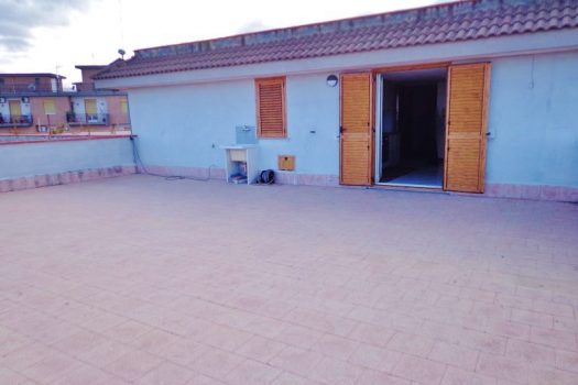 Mono vano ristrutturato e arredato nuovo con ampia terrazza panoramica