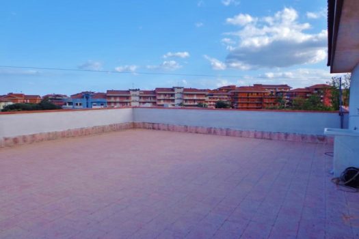 Mono vano ristrutturato e arredato nuovo con ampia terrazza panoramica