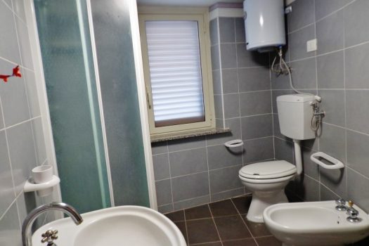 Mono vano ristrutturato e arredato nuovo con ampia terrazza panoramica