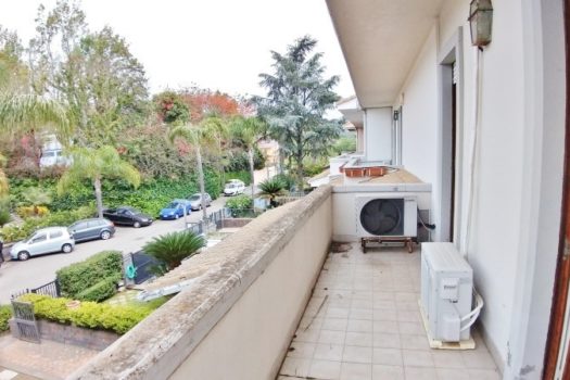 Graziosa villetta angolare accessioriata con ampi spazi esterni