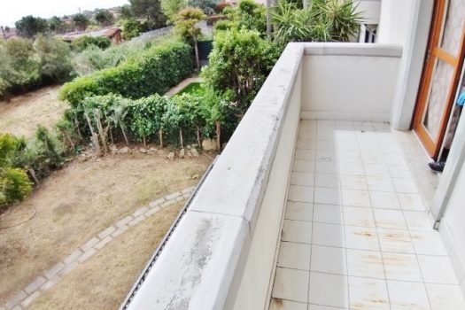 Graziosa villetta angolare accessioriata con ampi spazi esterni