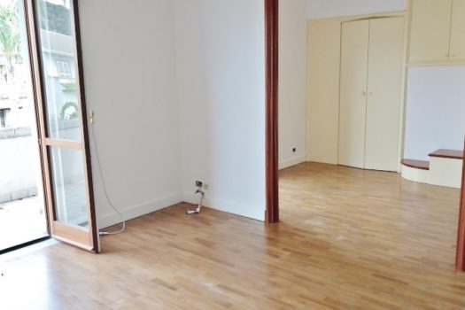 Graziosa villetta angolare accessioriata con ampi spazi esterni