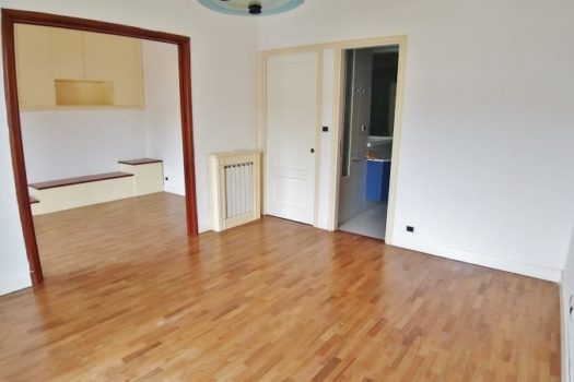 Graziosa villetta angolare accessioriata con ampi spazi esterni