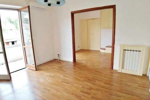 Graziosa villetta angolare accessioriata con ampi spazi esterni