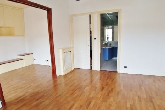 Graziosa villetta angolare accessioriata con ampi spazi esterni