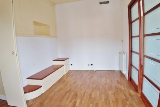 Graziosa villetta angolare accessioriata con ampi spazi esterni