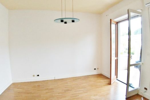 Graziosa villetta angolare accessioriata con ampi spazi esterni