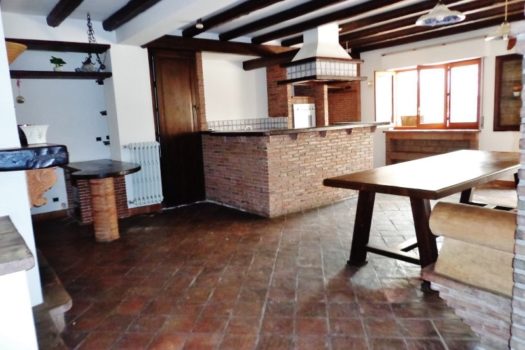 Graziosa villetta angolare accessioriata con ampi spazi esterni