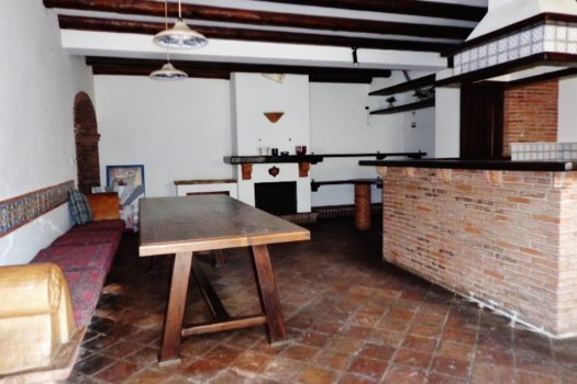 Graziosa villetta angolare accessioriata con ampi spazi esterni