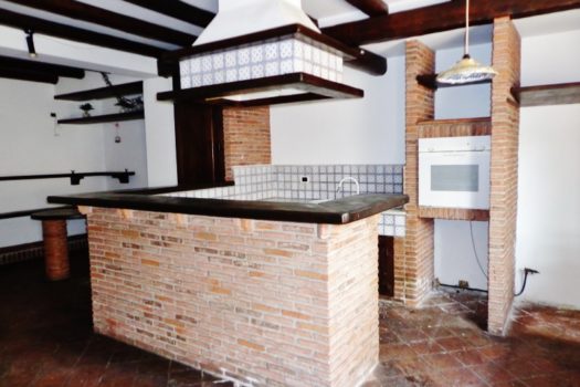 Graziosa villetta angolare accessioriata con ampi spazi esterni