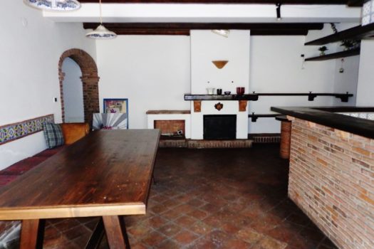 Graziosa villetta angolare accessioriata con ampi spazi esterni