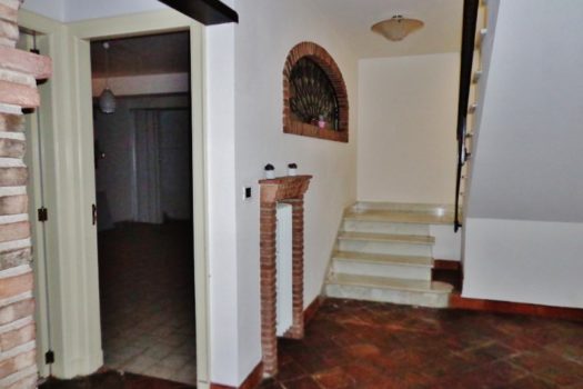 Graziosa villetta angolare accessioriata con ampi spazi esterni