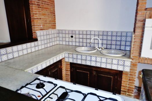 Graziosa villetta angolare accessioriata con ampi spazi esterni