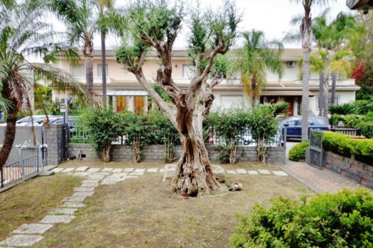 Graziosa villetta angolare accessioriata con ampi spazi esterni