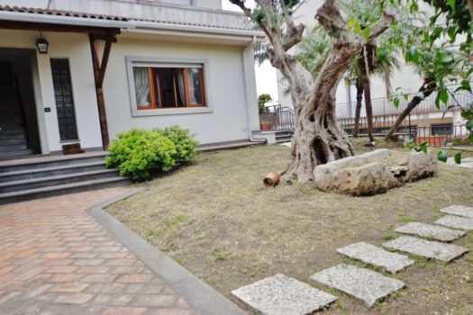 Graziosa villetta angolare accessioriata con ampi spazi esterni