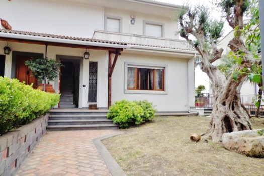 Graziosa villetta angolare accessioriata con ampi spazi esterni