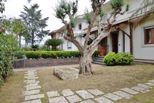 Graziosa villetta angolare accessioriata con ampi spazi esterni