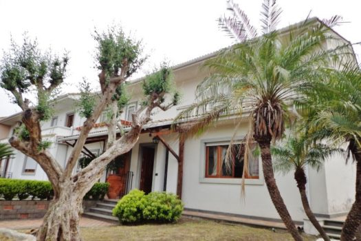 Graziosa villetta angolare accessioriata con ampi spazi esterni