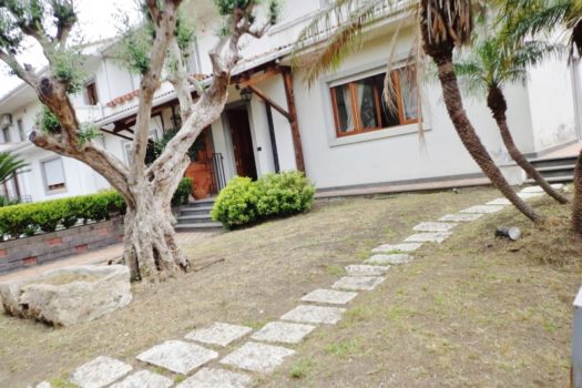 Graziosa villetta angolare accessioriata con ampi spazi esterni