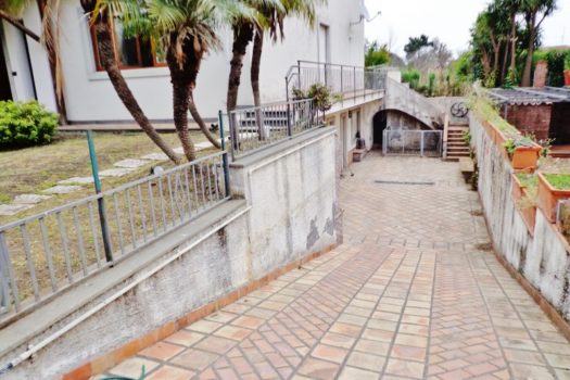 Graziosa villetta angolare accessioriata con ampi spazi esterni