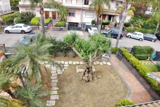 Graziosa villetta angolare accessioriata con ampi spazi esterni