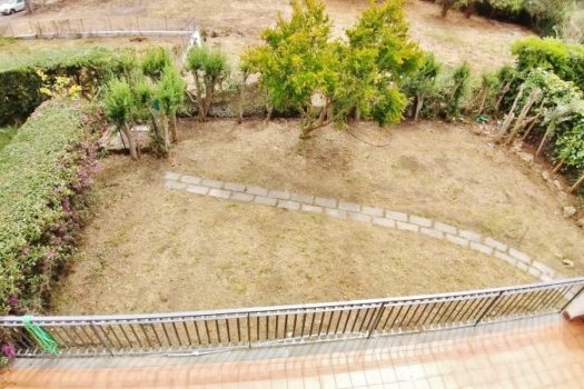 Graziosa villetta angolare accessioriata con ampi spazi esterni