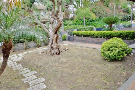 Graziosa villetta angolare accessioriata con ampi spazi esterni